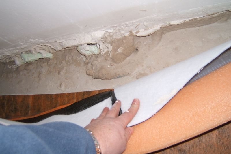 Contactgeluid isolerende vloersystemen versus aansluiting